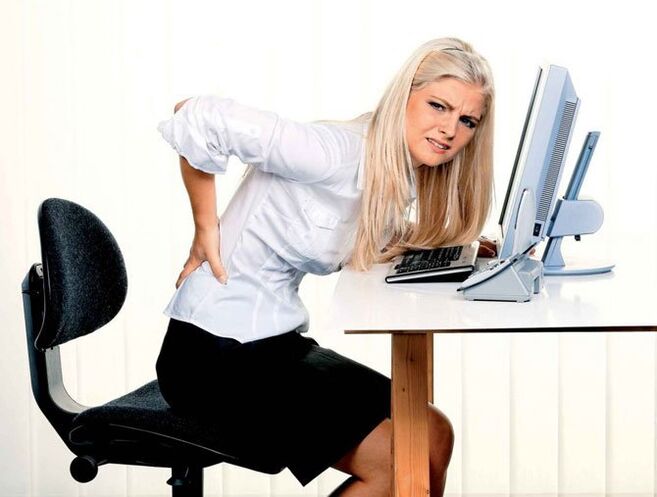 Nwatakịrị nwanyị nwere mgbu azụ